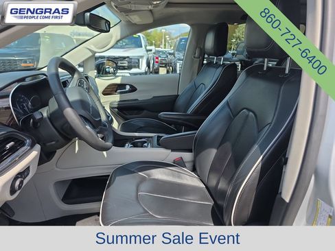 Certified 2024 Chrysler Pacifica Limited FWD image 22