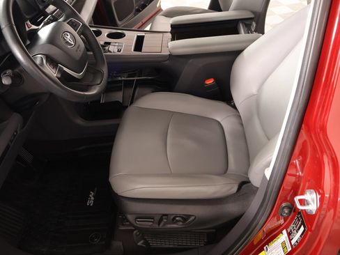 Used 2022 Toyota Sienna XLE FWD image 11