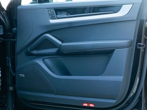 Certified 2025 Porsche Cayenne E-Hybrid Coupe image 55