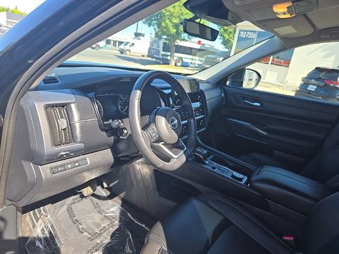 Used 2025 Nissan Pathfinder SL AWD/4WD image 11
