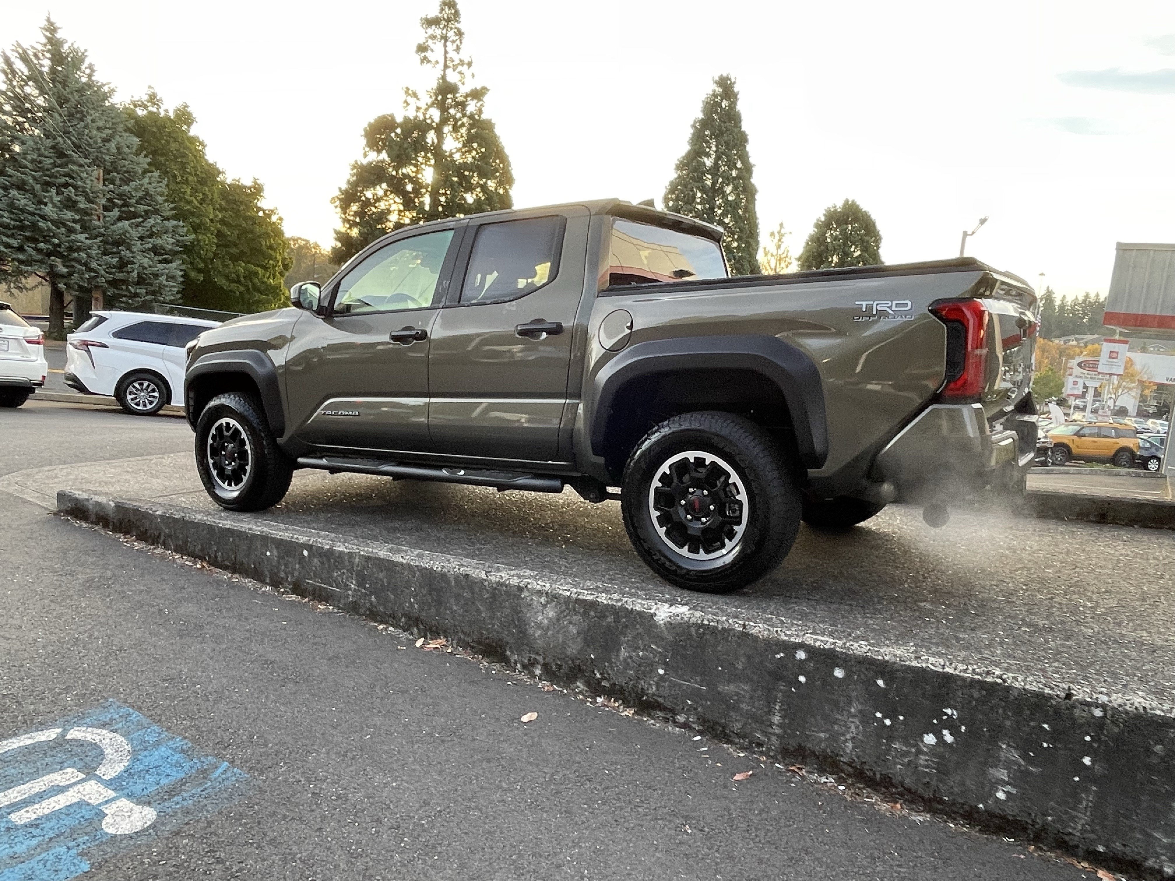 Certified 2025 Toyota Tacoma TRD Off-Road AWD/4WD image 5