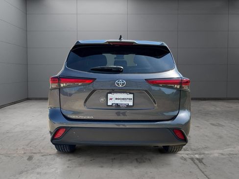 Used 2023 Toyota Highlander L FWD image 4