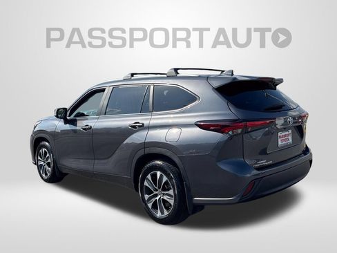 Certified 2024 Toyota Highlander XLE FWD image 3