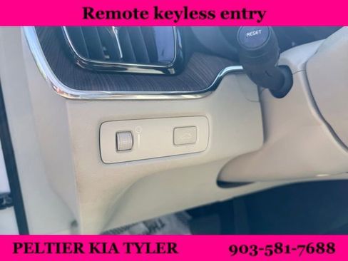 Used 2022 Volvo XC60 B5 Momentum image 18