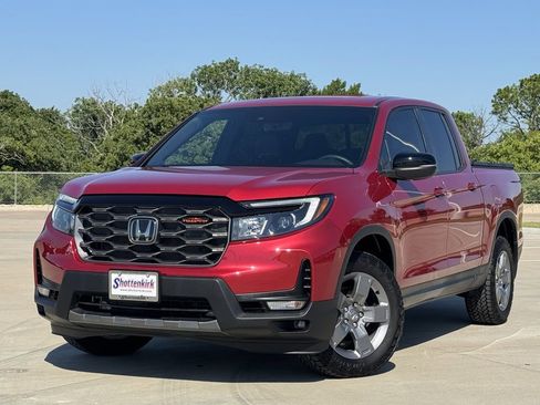 Used 2025 Honda Ridgeline TrailSport image 2