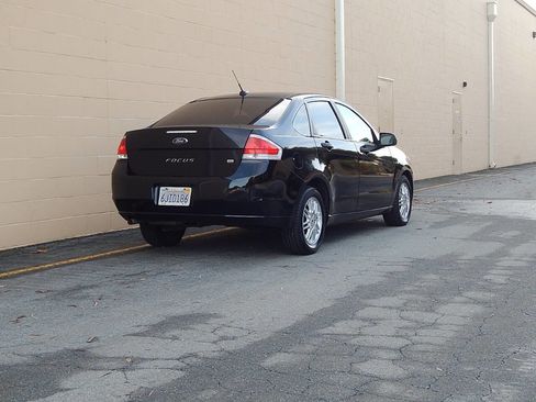 Used 2010 Ford Focus SE image 3