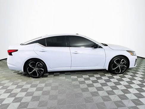 Used 2024 Nissan Altima 2.5 SR w/ SR Premium Package FWD image 9