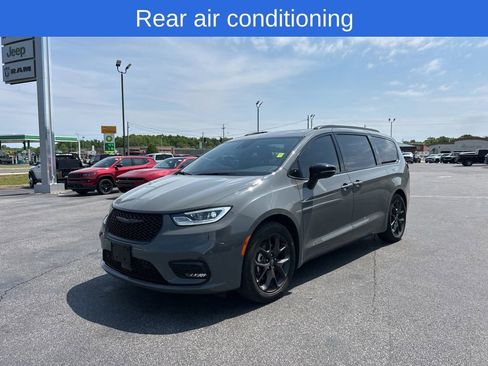 Used 2025 Chrysler Pacifica Limited w/ Uconnect Theater Family Group FWD image 6