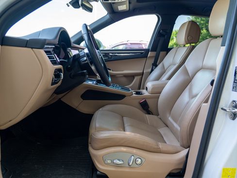 Certified 2021 Porsche Macan AWD/4WD image 24