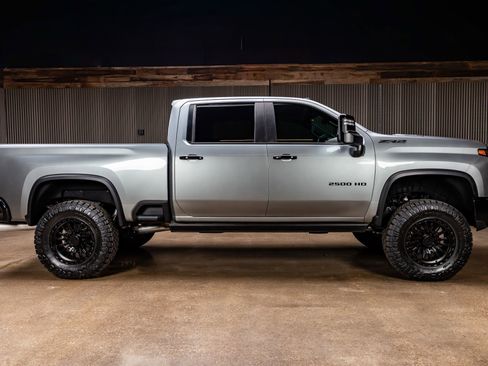 Used 2024 Chevrolet Silverado 2500 ZR2 w/ Technology Package image 11