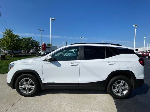 Used 2023 GMC Terrain SLE w/ Driver Convenience Package FWD image 4