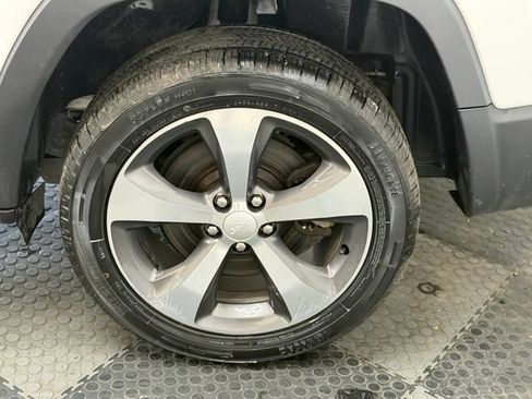 Used 2019 Jeep Cherokee Limited AWD/4WD image 14