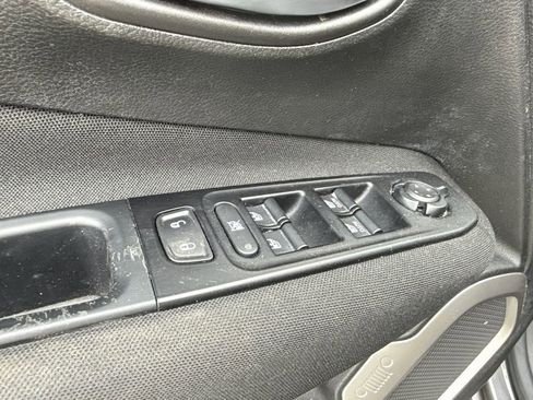 Used 2021 Jeep Renegade Latitude FWD image 9
