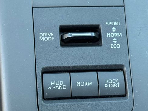 Used 2023 Toyota Highlander LE image 27