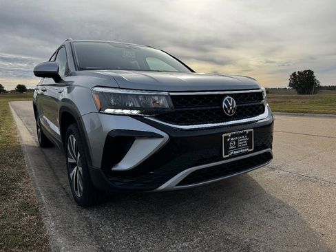 Used 2024 Volkswagen Taos SE image 3