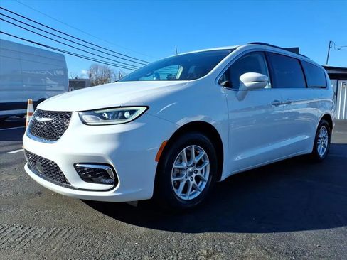 Used 2022 Chrysler Pacifica Touring-L image 7