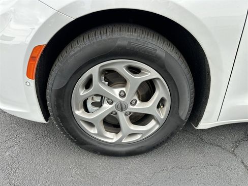 Used 2024 Chrysler Pacifica Limited w/ Uconnect Theater Family Group image 10