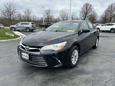 Used 2017 Toyota Camry LE image 1