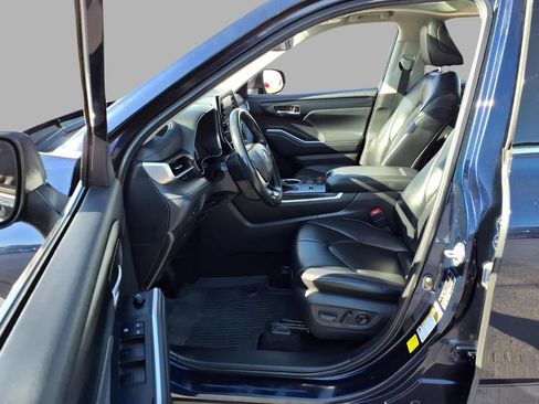 Used 2022 Toyota Highlander XLE FWD image 22