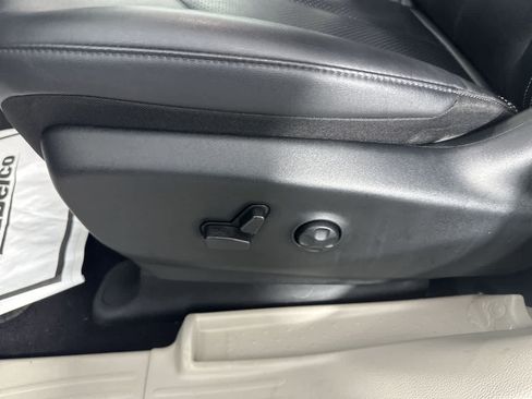 Used 2024 Chrysler Pacifica Touring-L FWD image 12