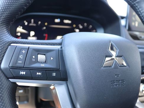 Used 2025 Mitsubishi Outlander SE image 22