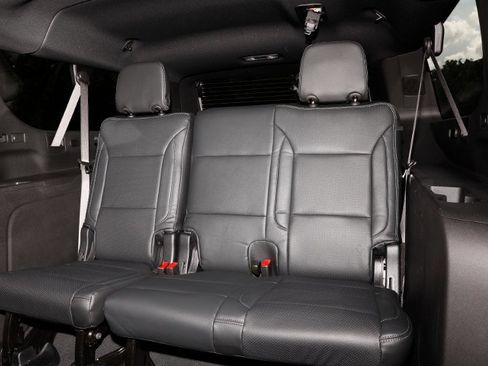 Used 2025 Chevrolet Suburban LS RWD image 21