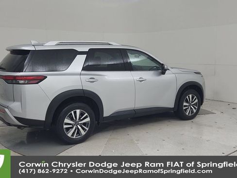 Used 2025 Nissan Pathfinder SL image 15