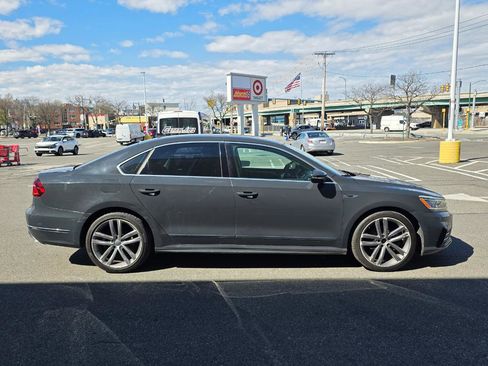 Used 2017 Volkswagen Passat 1.8T R-Line w/ R-Line Lighting Package FWD image 4
