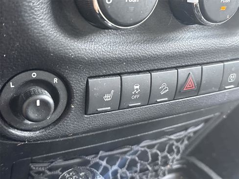 Used 2016 Jeep Wrangler Unlimited Rubicon AWD/4WD image 18