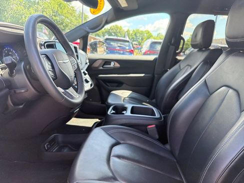Used 2025 Chrysler Pacifica Select FWD image 13