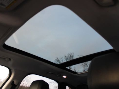 Used 2018 Jaguar F-PACE Premium image 14