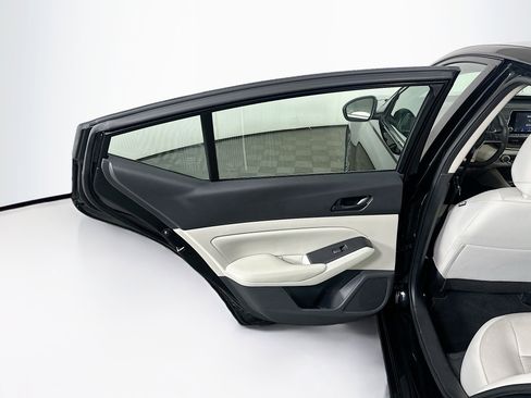 Used 2025 Nissan Altima 2.5 SV image 25