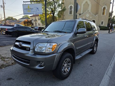 Used 2006 Toyota Sequoia SR5 image 2