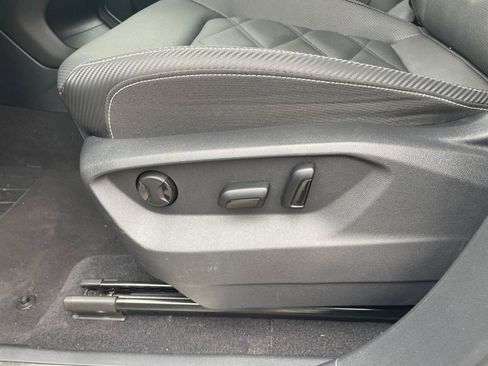 Used 2025 Volkswagen Atlas Cross Sport SE image 23