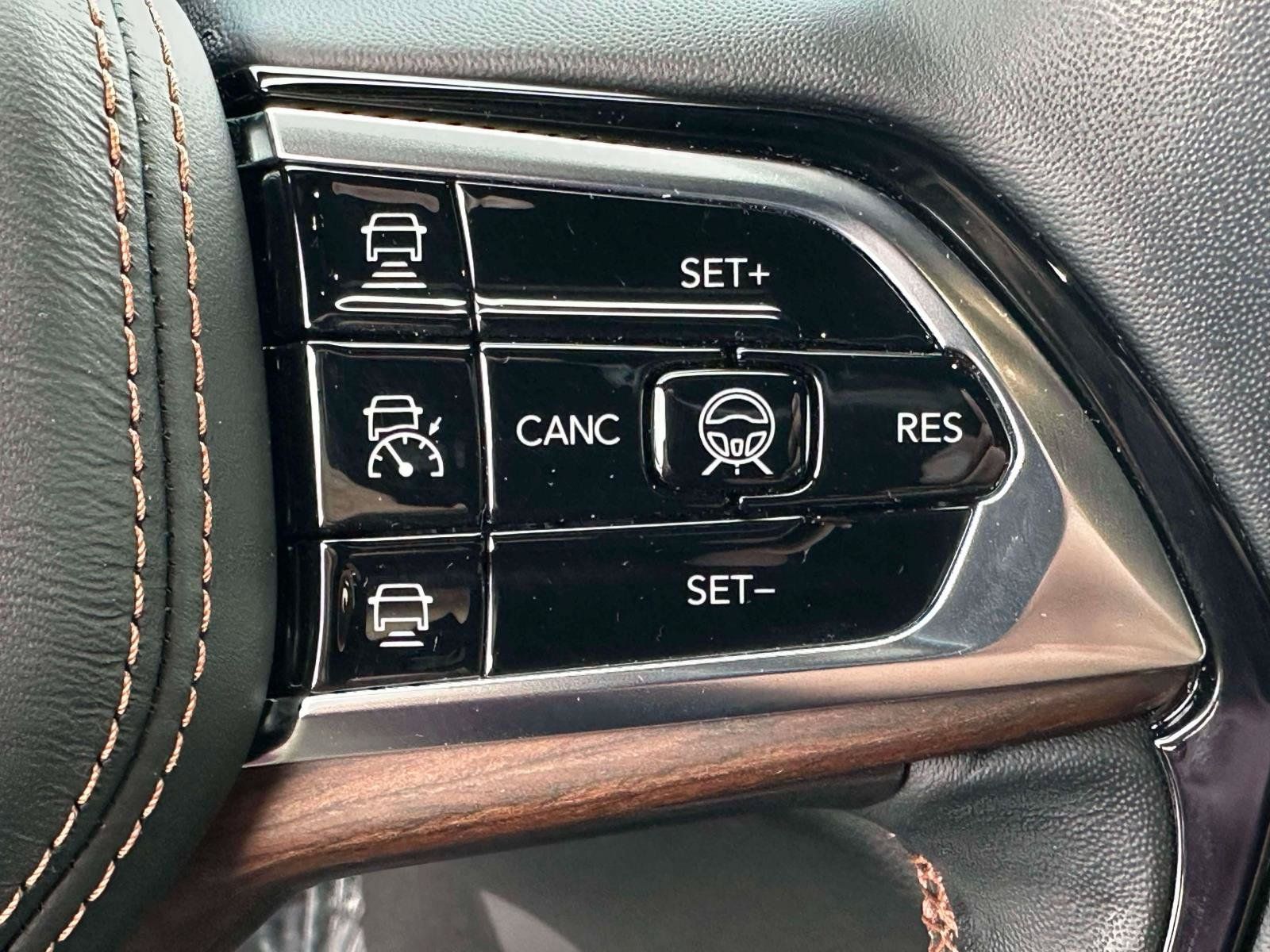 Used 2023 Jeep Grand Cherokee Summit w/ Luxury Tech Group V AWD/4WD image 21