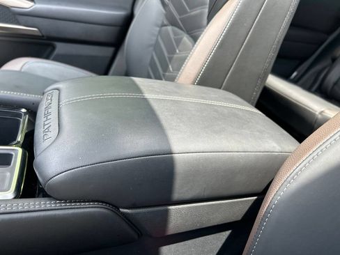 Used 2025 Nissan Pathfinder Platinum FWD image 37