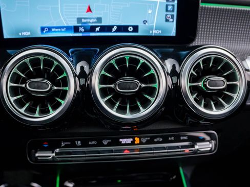 Used 2022 Mercedes-Benz GLB 250 4MATIC image 31