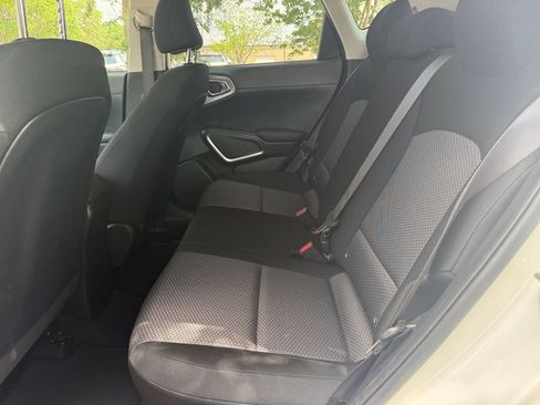 Used 2025 Kia Soul LX w/ LX Technology Package FWD image 25
