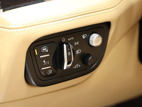 Used 2018 Bentley Bentayga AWD/4WD image 25