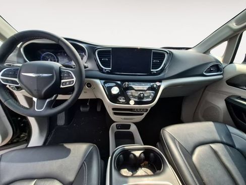Used 2024 Chrysler Pacifica Touring-L FWD image 10