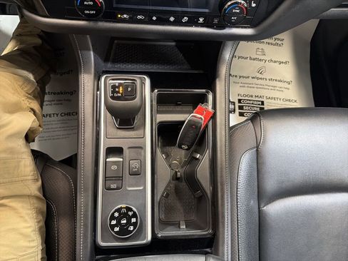 Used 2025 Nissan Pathfinder SL AWD/4WD image 31