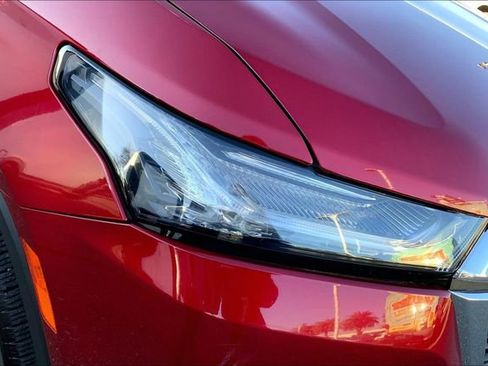 Used 2023 Chevrolet Traverse LT w/ Rear Camera Mirror Package image 28