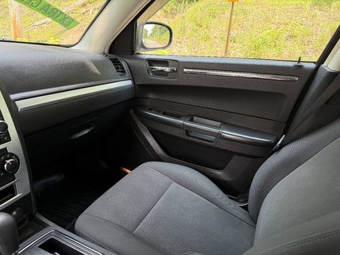 Used 2009 Chrysler 300 LX RWD image 13