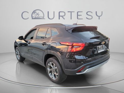Used 2025 Chevrolet Trax LT FWD image 2