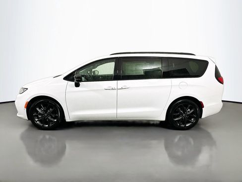 New 2026 Chrysler Pacifica Limited w/ S Appearance Package image 4