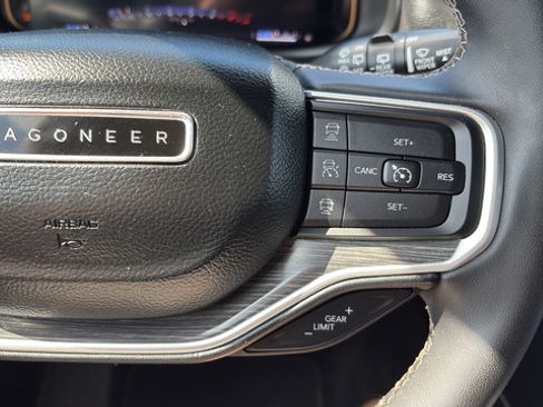 Used 2024 Jeep Wagoneer L Series II w/ Flexible Seating Group AWD/4WD image 10