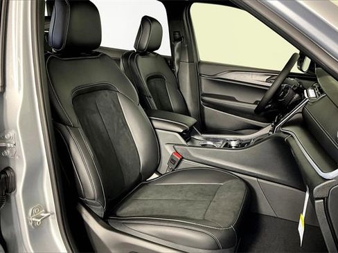 New 2025 Jeep Grand Cherokee L Altitude image 12