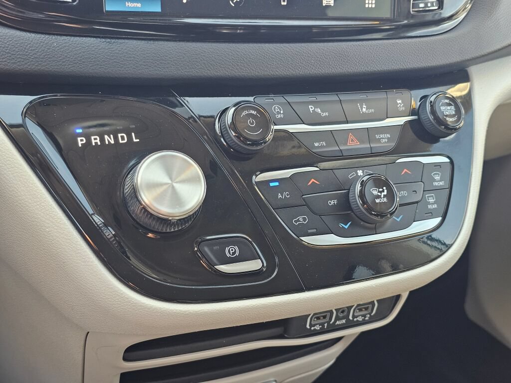 Used 2024 Chrysler Pacifica Touring-L FWD image 24