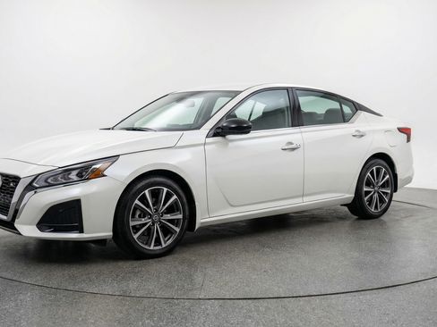 Used 2025 Nissan Altima 2.5 SV image 3