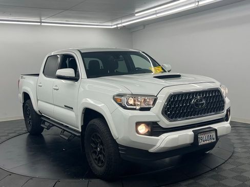 Used 2019 Toyota Tacoma TRD Sport w/ Technology Package image 2